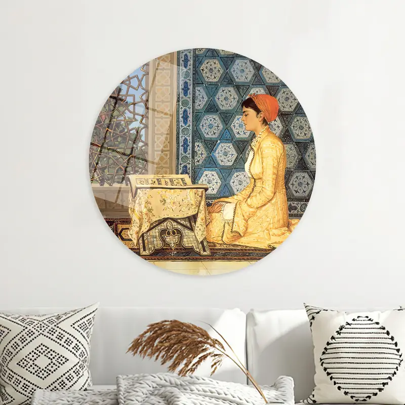 エレガントなイスラムのキャンバス: トルコのモスクでコーランを読む少女