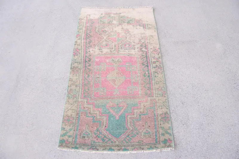 Alfombra verde con estampado abstracto rosa, 7x1,2 m, Modern Chic