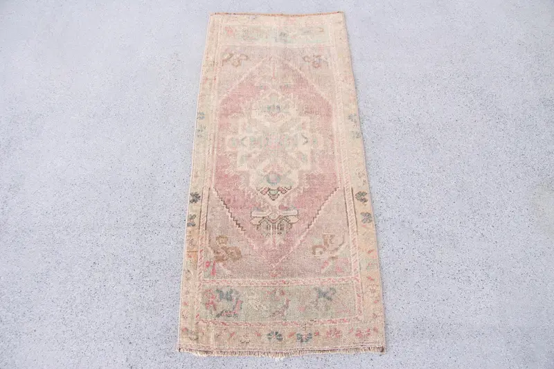 レッド抽象ラグ、1.5x3.2フィート、グリーンアクセント付き