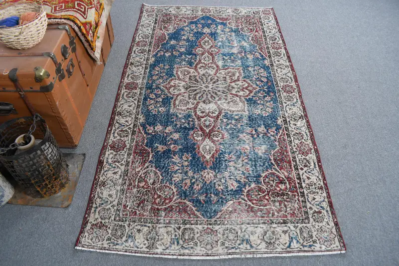 Alfombra abstracta azul, 3,6x6,5 pies con detalles en rojo