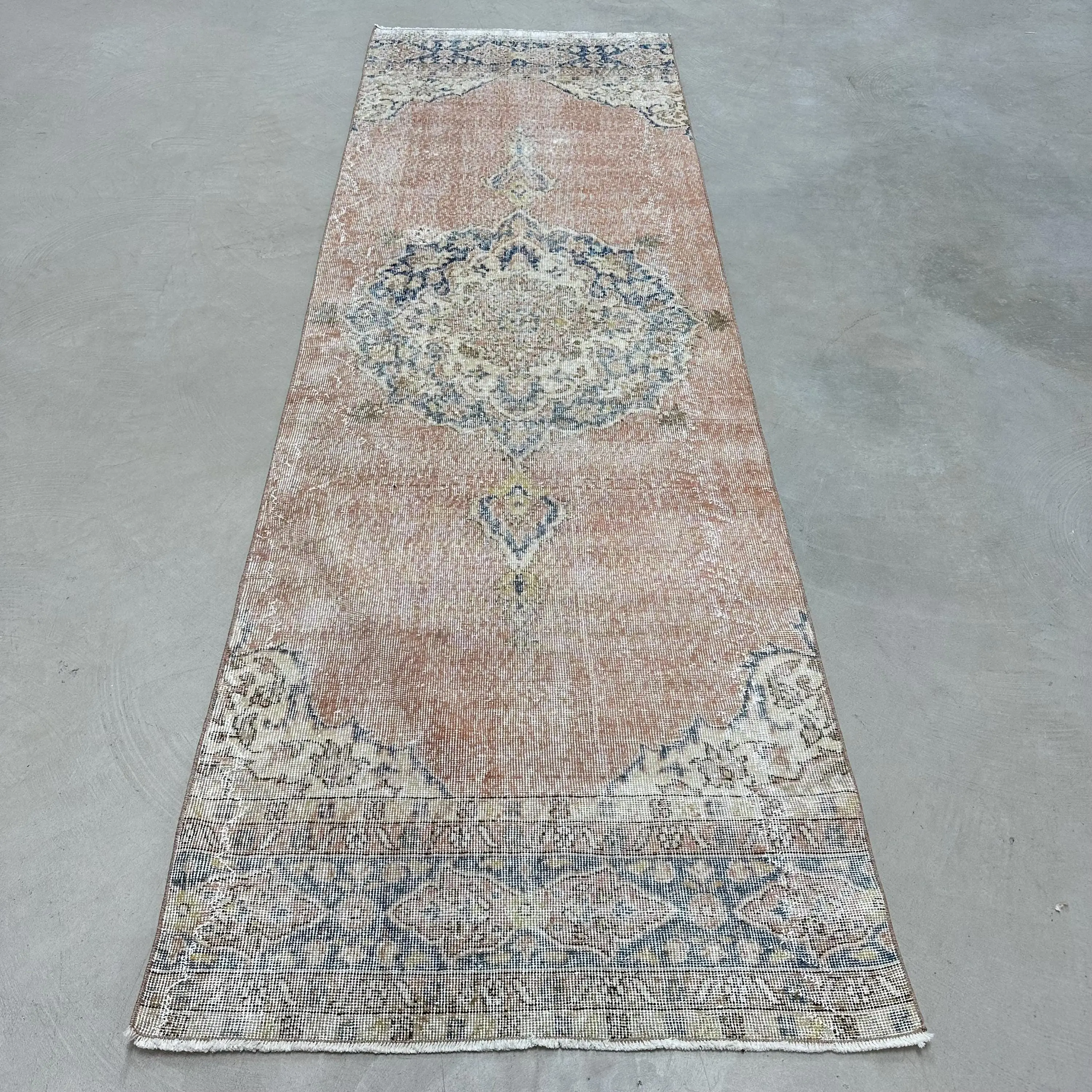 Türkischer Vintage-Teppich 3,2 x 10,2 Fuß, brauner Ikat-Wollteppich - 1