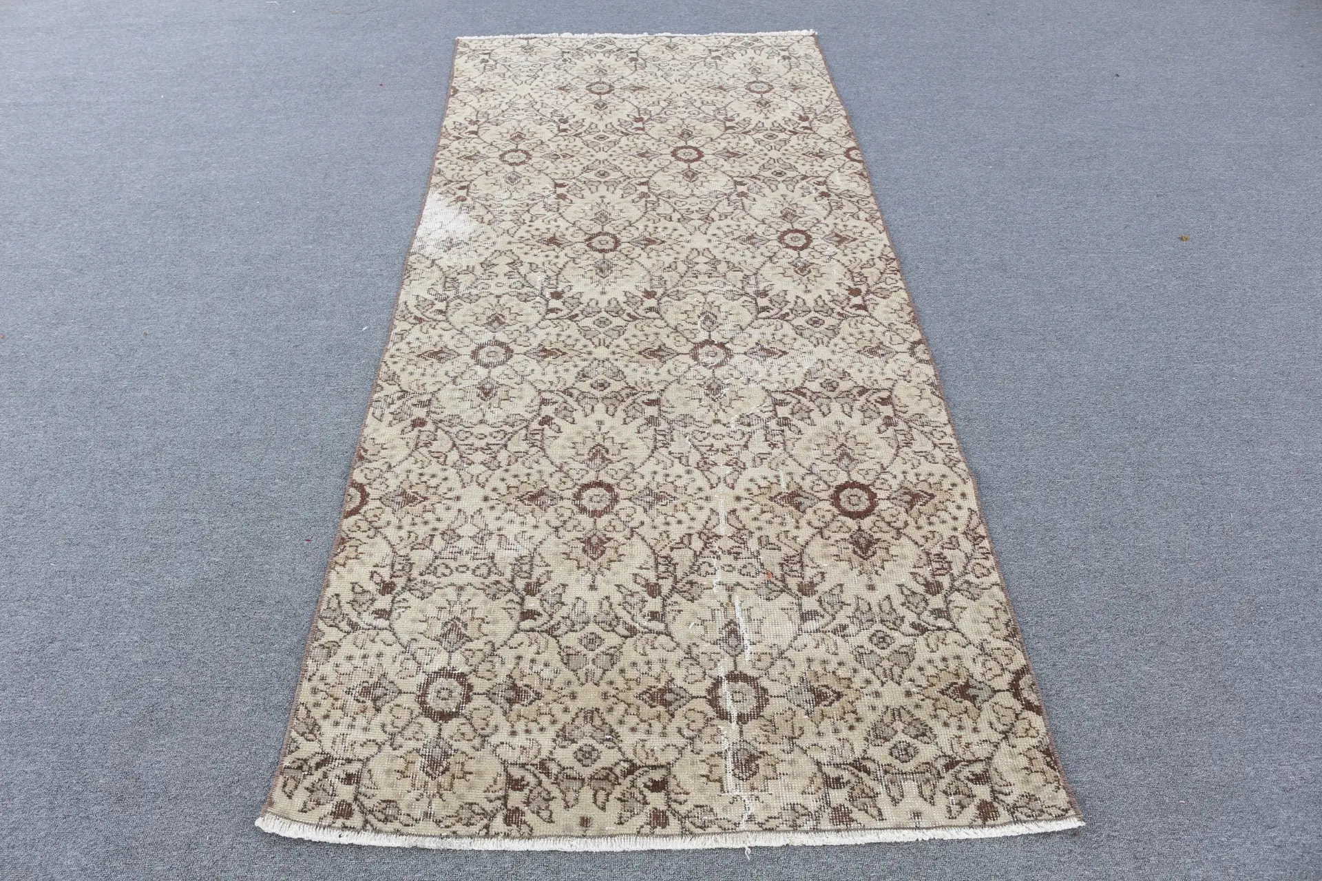 Türkischer Vintage-Teppich, 3,37 x 7,9 Fuß großer Teppich, brauner Blumenteppich - 1