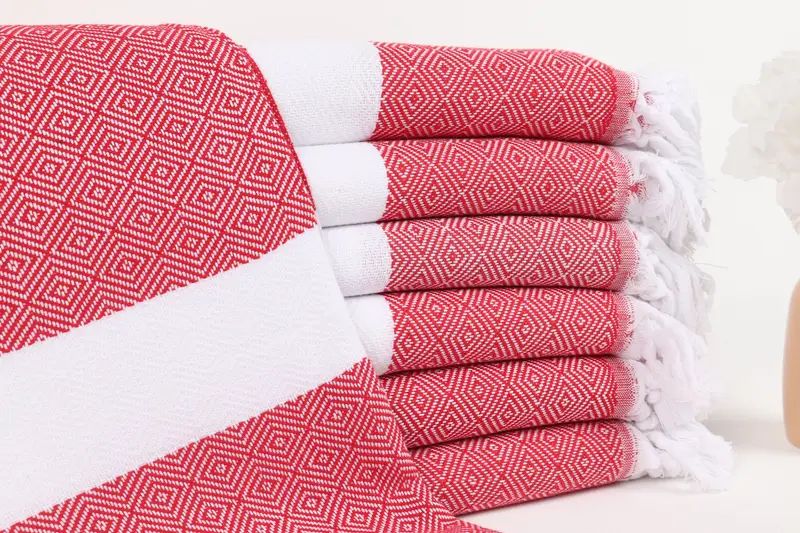 Gesticktes Strandtuch mit Monogramm, Rot-Beige, 40 x 71 Zoll