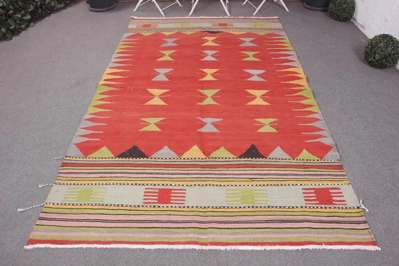 Handgefertigter rot-grüner Teppich, 5,1 x 8,7 Fuß, elegantes Randdesign