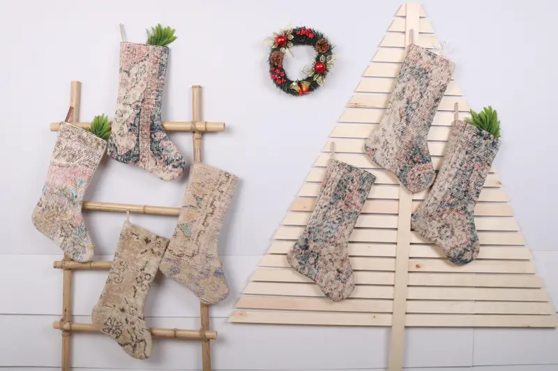 Şenlikli Noel Süsleri Deseni, 22 İnç Genişliğinde Noel Çorabı