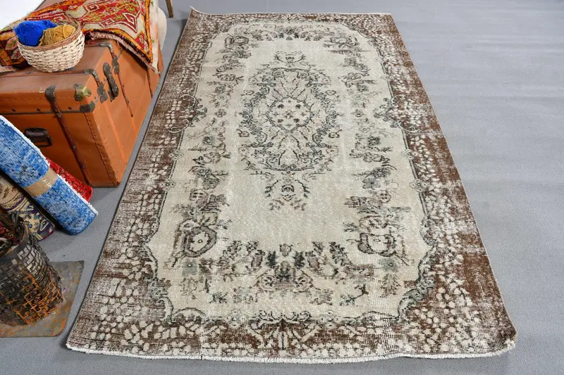 Vintage Alan Halısı 4,7x7,9 ft (142x242 cm), Oushak Kahverengi Hayvan Baskılı Türk Halısı - 1