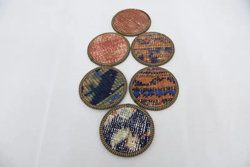 青と赤のコースター、耐久性がありスタイリッシュなテーブルパッド