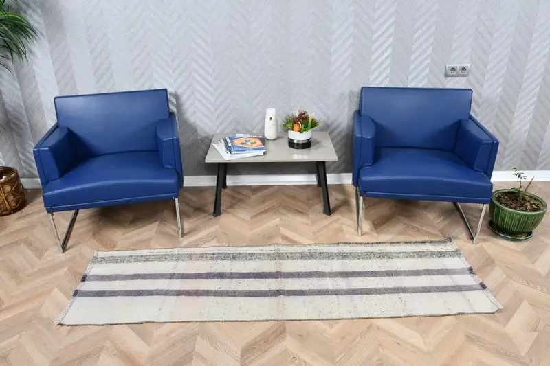 Alfombra Kilim vintage de 1,9x6,5 pies, alfombra turca de lana maciza de color blanco y morado - 1