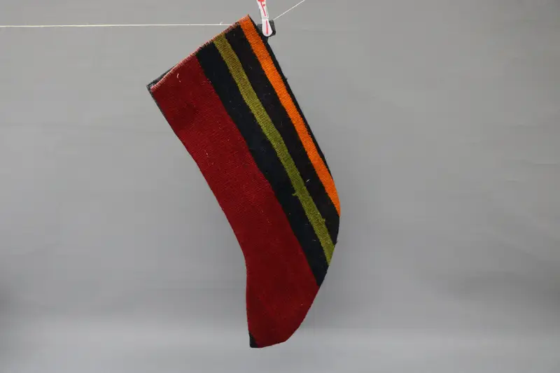 Medias navideñas rojas con adornos negros, medias festivas