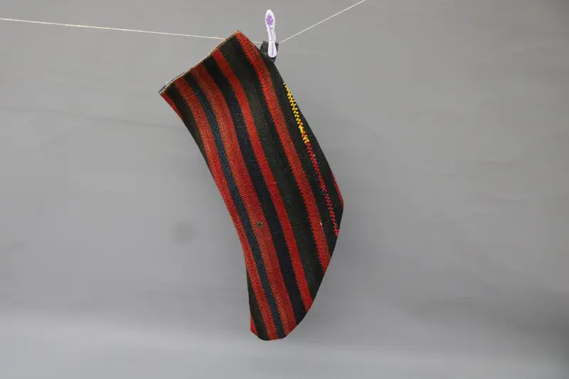 Medias navideñas rojas con adornos negros, decoración festiva