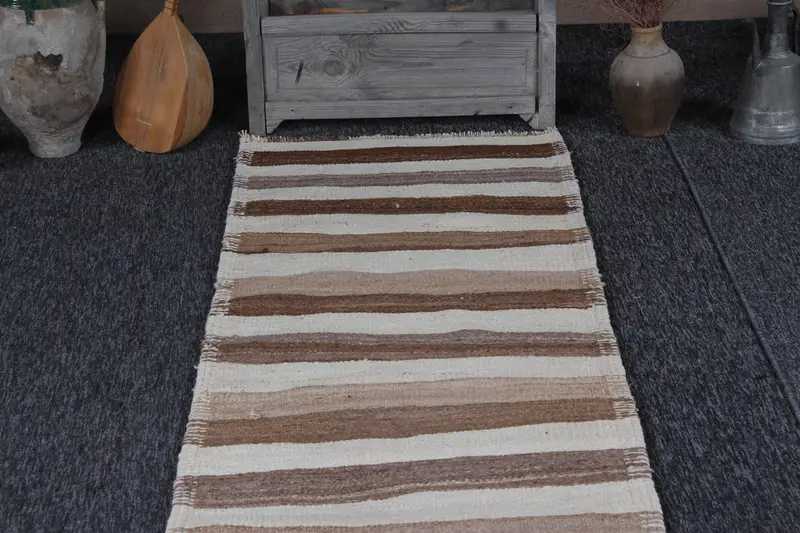 Vintage Teppich, 2,7x12,8 ft Läuferteppich, braun-weißer Oushak-Wollteppich - 1