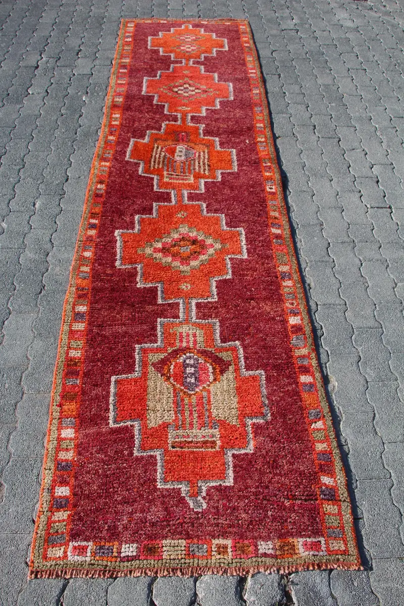 Türkischer Vintage Herki Läuferteppich 2,8x10,9 Fuß, roter Wollteppich mit Tiermuster - 1
