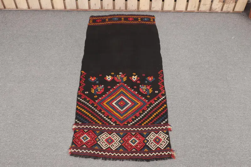 Alfombra de patchwork negra y roja hecha a mano, 2x4 pies