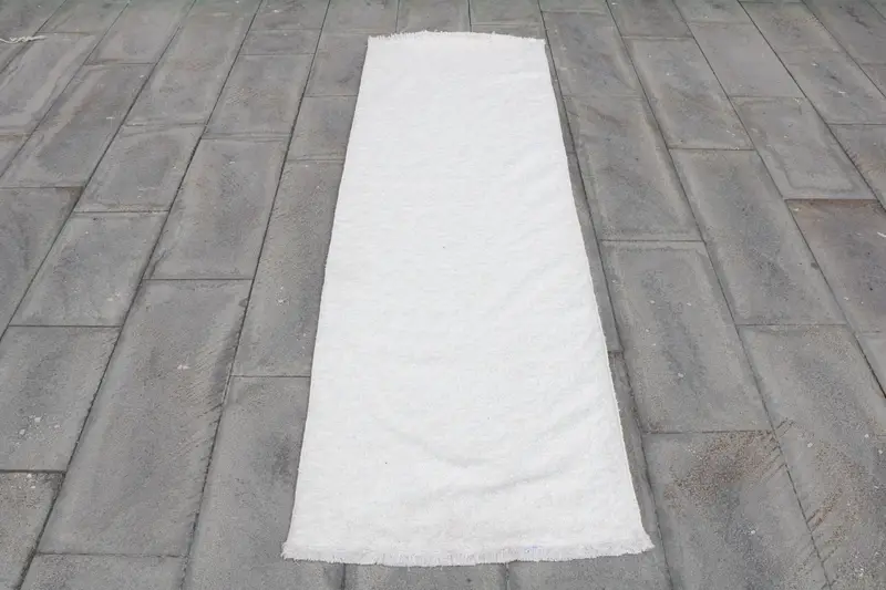Vintage türkischer Kelim-Teppich 2,2 x 6,7 Fuß, weißer Läufer-Wollteppich mit Blumenmuster - 1