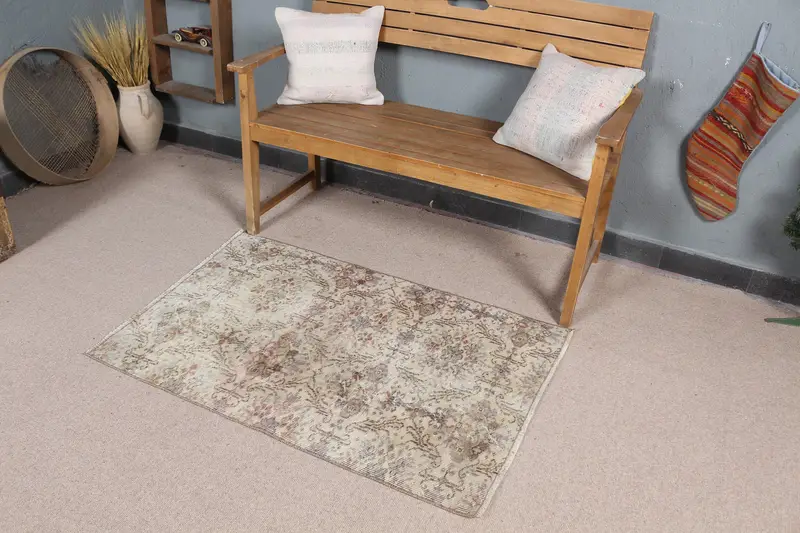Beige Floral Rug, 2,7x3,9 ft Elegant Beige-Brown Decor