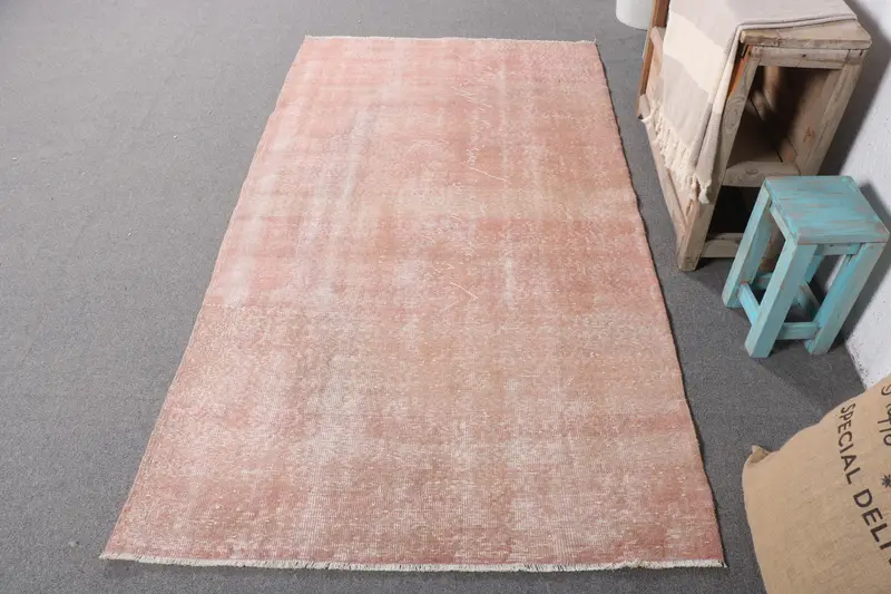 Rosa marokkanischer Teppich, 3,8 x 6,7 Fuß, eleganter Beige-Akzent