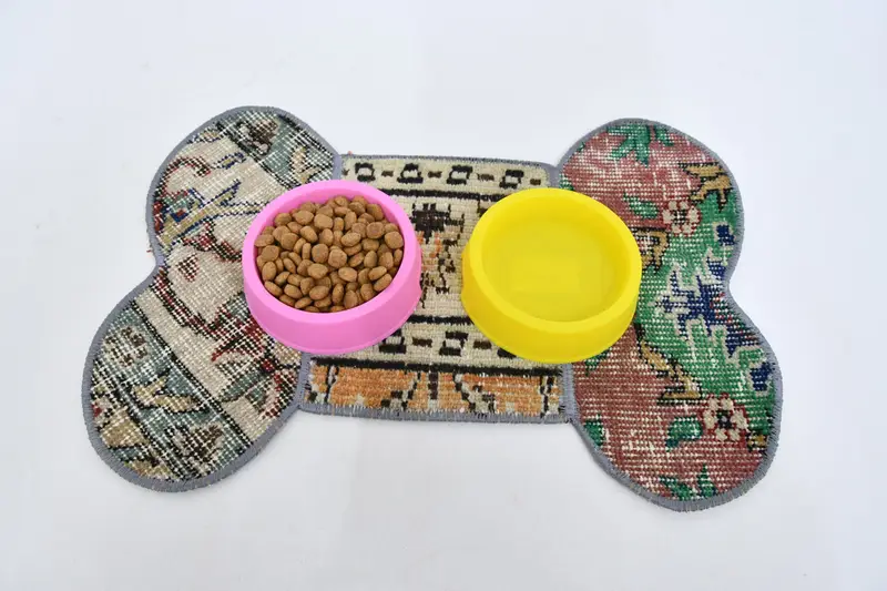 Bej ve Turuncu Kemik Şeklinde Evcil Hayvan Matı, Dayanıklı ve Emici Ped