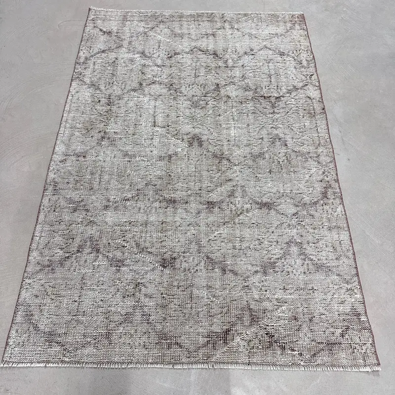 Türkischer Vintage-Teppich, 3,7 x 5,7 Fuß großer Oushak-Teppich, graubrauner orientalischer Wollteppich - 1