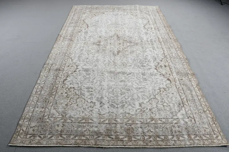 エレガントなベージュのラグ、5.6x9.4フィート、ブラウンの植物柄