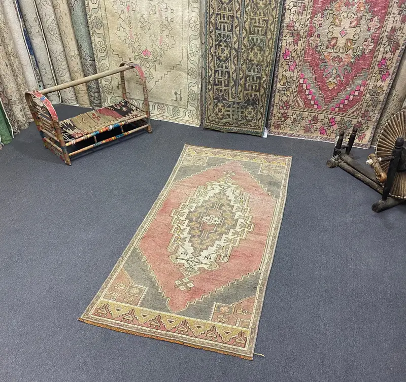 Grauer, roter Blumen- und geometrischer Teppich, 2,9 x 6,4 Fuß