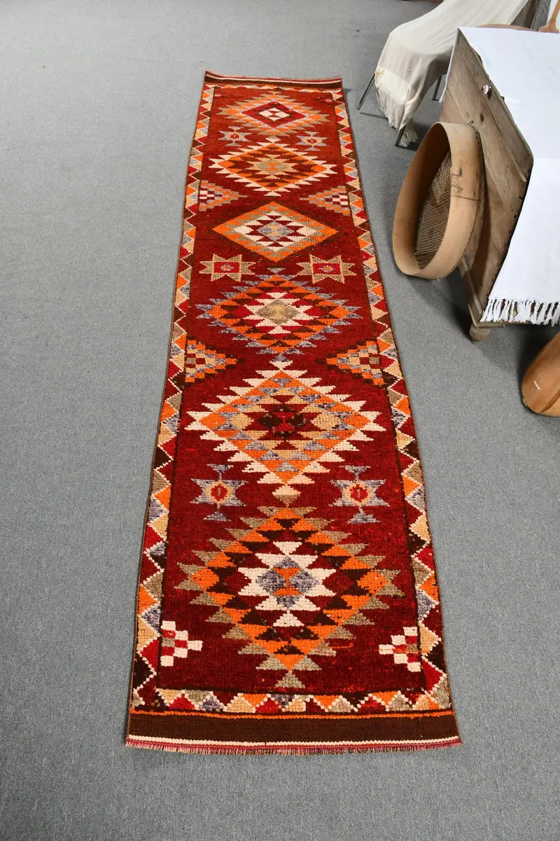 Alfombra de 2,6x11,4 pies, alfombra vintage turca, alfombra de lana Herki roja - 1