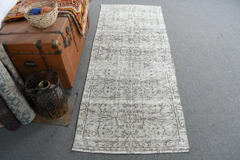 2.6x6.3フィートのグリーンイカットラグ、エレガントなブラウンアクセント