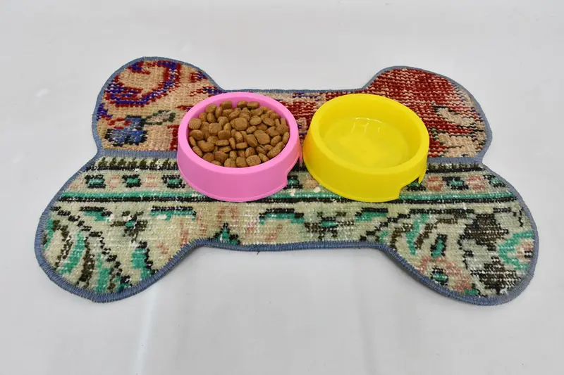 Red and Green Bohemian Wool Round Placemat, Traditional Style Placemat