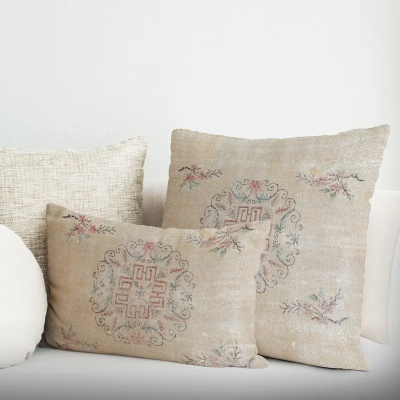 Bedrucktes Kissen aus beige-brauner Upcycled-Baumwolle für die Inneneinrichtung