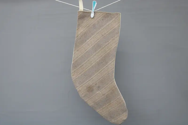 Medias festivas de adorno beige y morado, medias navideñas