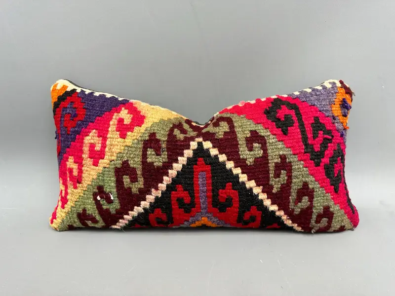 Geometrisches Wurfkissen in Grün und Rosa, Vintage-Kelimkissen