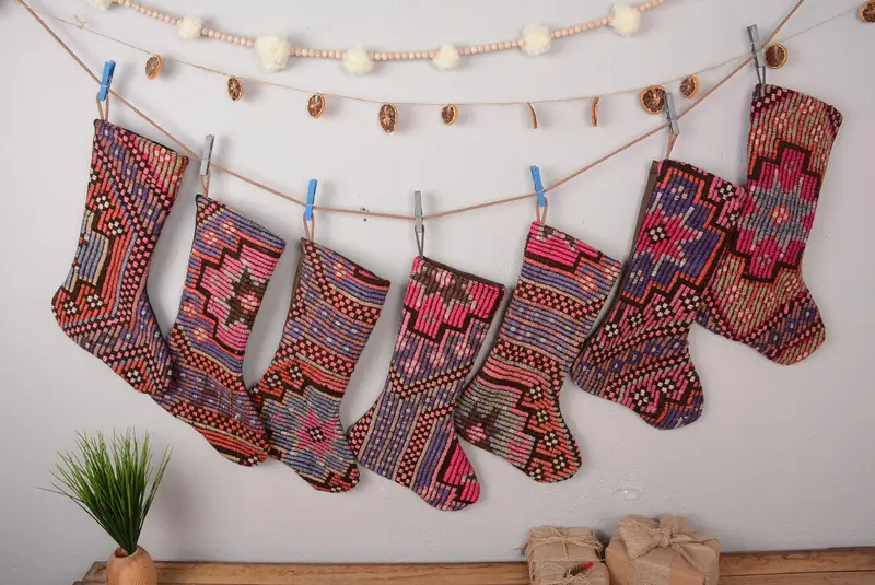 Şenlikli Pembe ve Kırmızı Noel Süs Çorabı, Tatil Çorabı