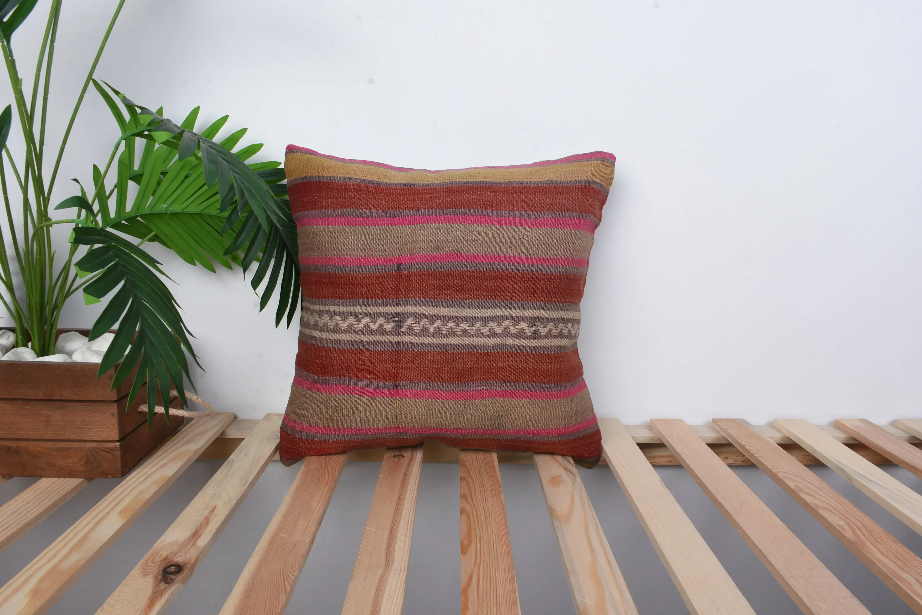 Kırmızı ve pembe çizgili dekoratif yastık, 16x16 inç, işlemeli pamuk kapağı - 1