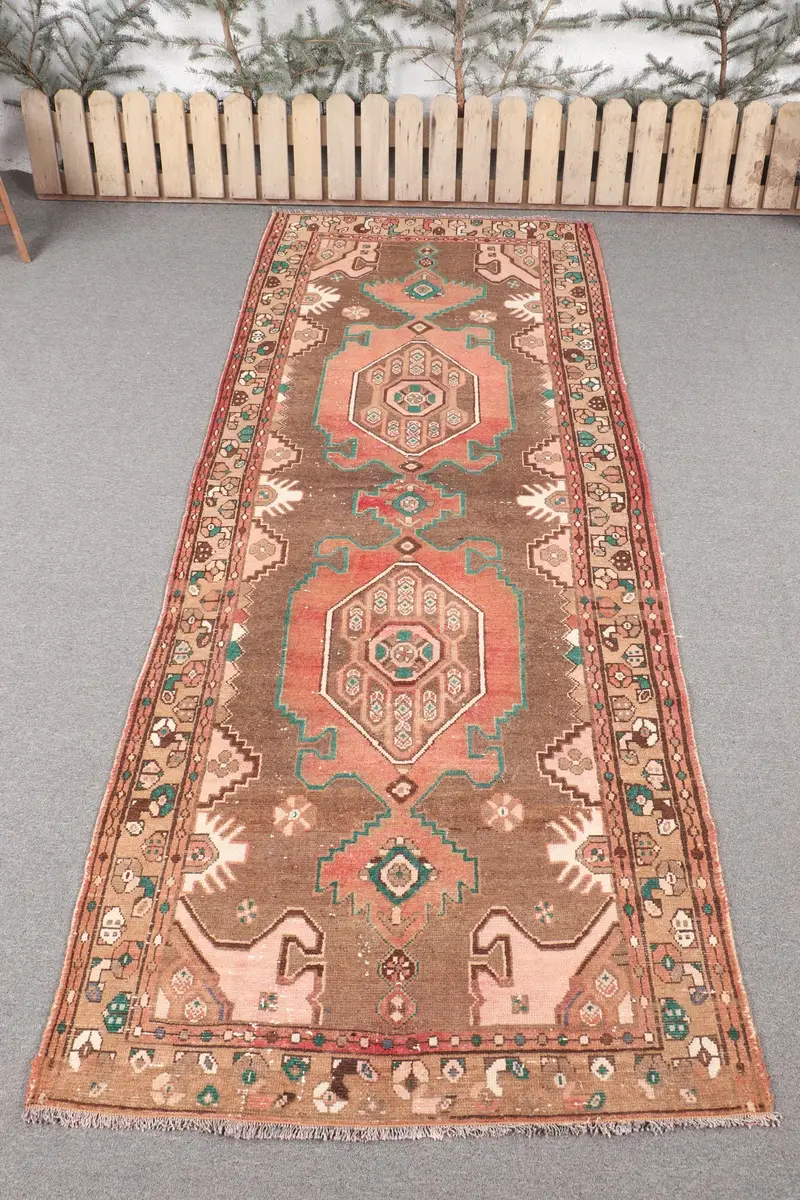 Handgefertigter marokkanischer Teppich, 3,4 x 8,8 Fuß, Braun und Orange