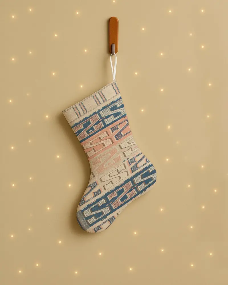 Medias navideñas beige con adornos de bronce, decoración festiva