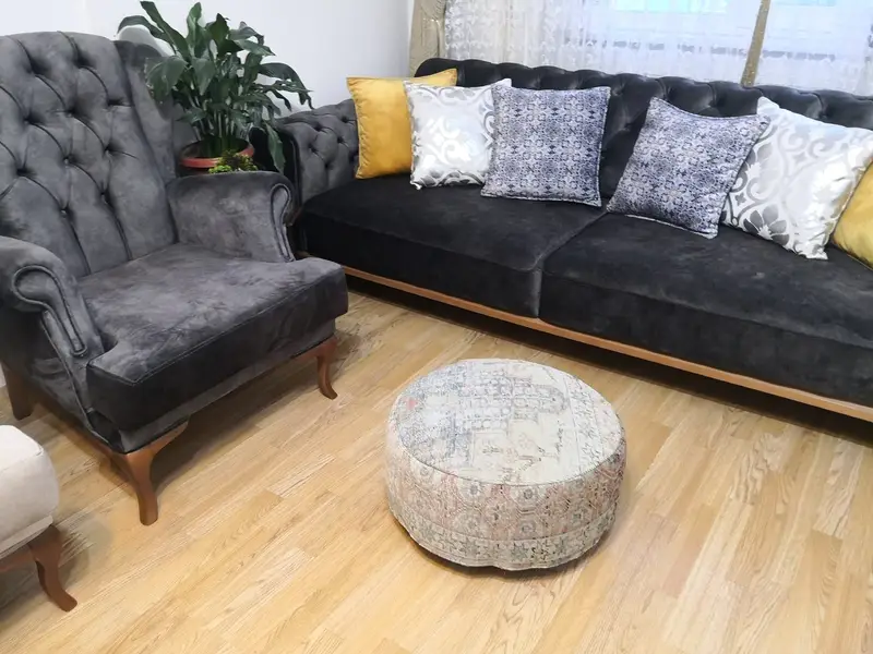 グレー & レッド キリム風プーフ、多目的オットマン プーフ