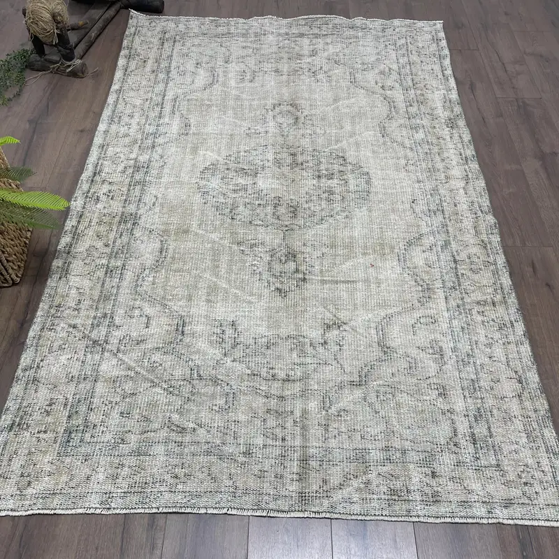 Elegante alfombra persa beige y verde, 4,7x7,5 ft