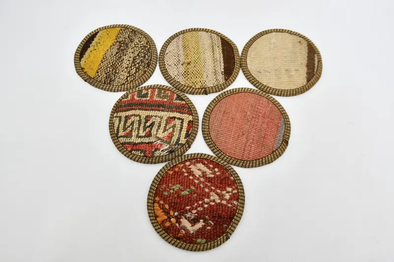 Böhmische gemusterte runde Untersetzer, beige und rote Untersetzer