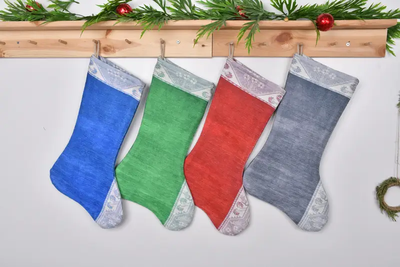 ブロンズの装飾が施されたお祝いの緑のストッキング、クリスマスストッキング