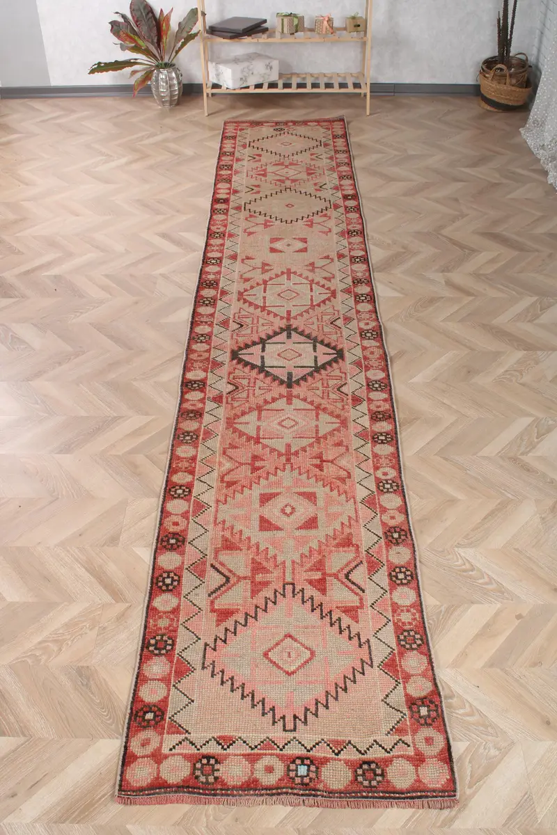 Vintage Türk Halısı, 2.4x13.9 ft Yolluk Halısı, Kırmızı Siyah Çiçekli Halı - 1