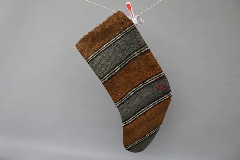 Medias navideñas marrones y beige, medias con patrón de adornos festivos