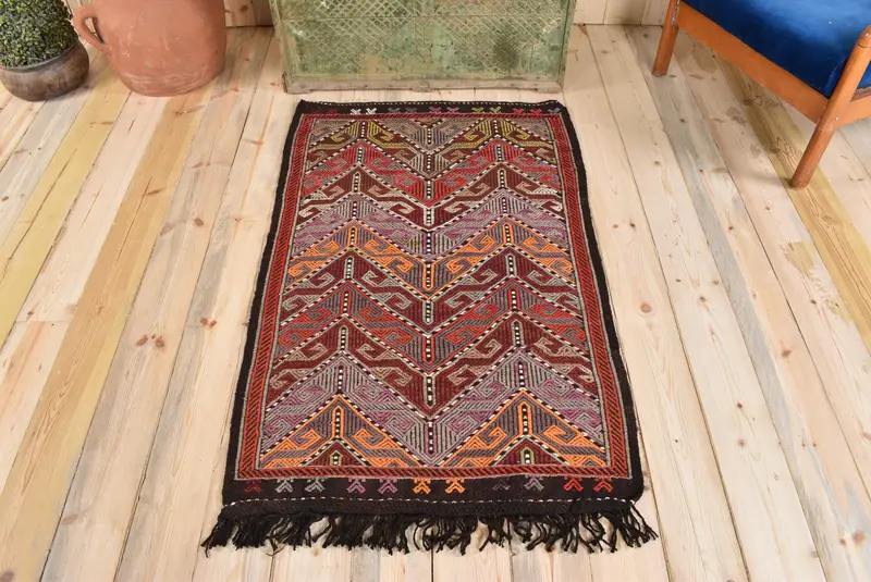 Kırmızı ve Yeşil Halı, 2,8x4,4 ft Bordürlü Tasarım