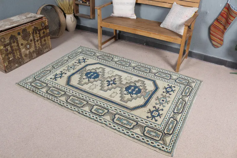 エレガントなベージュ&ブルーラグ、4x6フィートの水玉模様デザイン