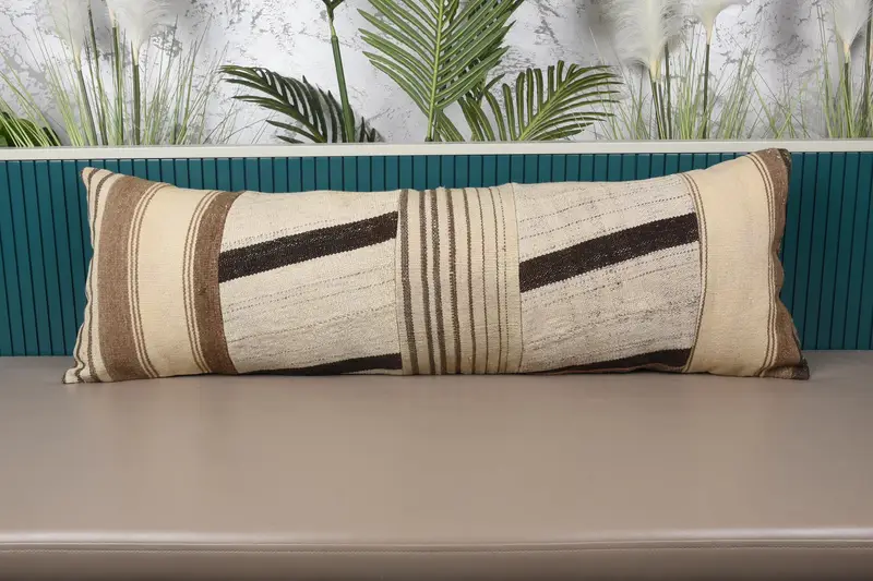 Besticktes Patchwork-Kissen in Beige und Braun, 16x48 handgemachtes Wurfkissen