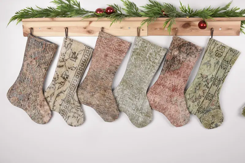 ベージュ 17 インチ クリスマス ストッキング ブラウンの装飾品付き、お祝いホリデー ストッキング