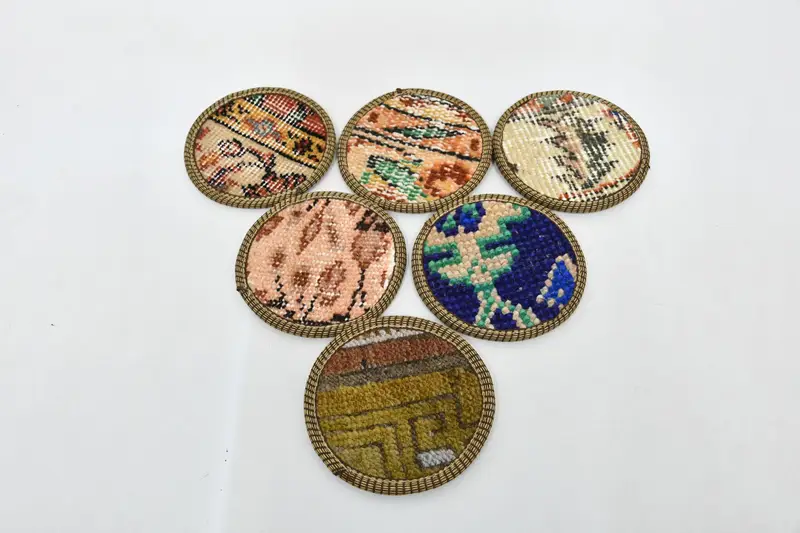 Posavasos redondo bohemio beige y bronce, elegante posavasos bohemio