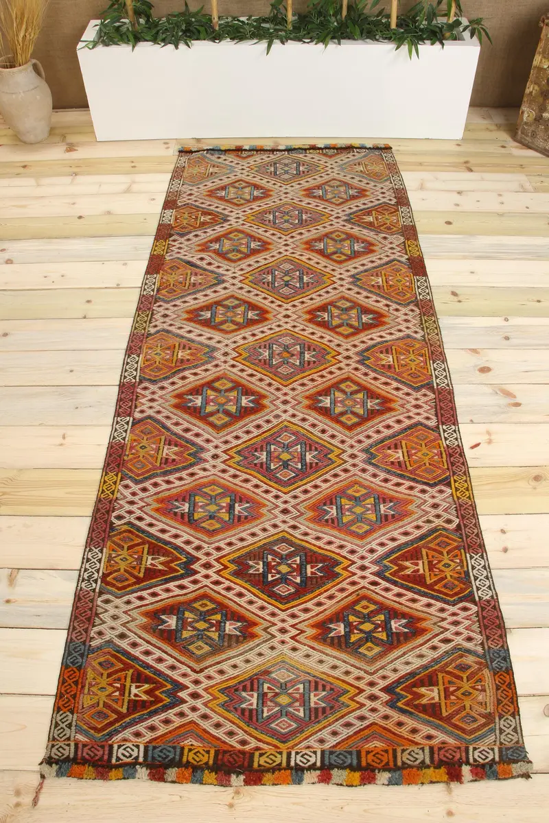 Handgefertigter marokkanischer Teppich, leuchtendes Orange und Gelb, 0,3 x 7,7 Fuß