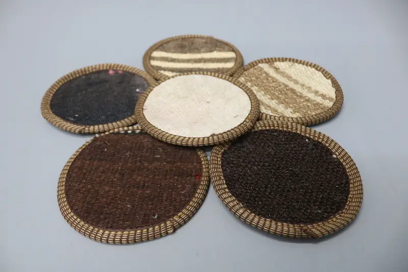 ブラウンとホワイトのストライプのキリムコースター、ボヘミアンスタイルのコーヒーコースター