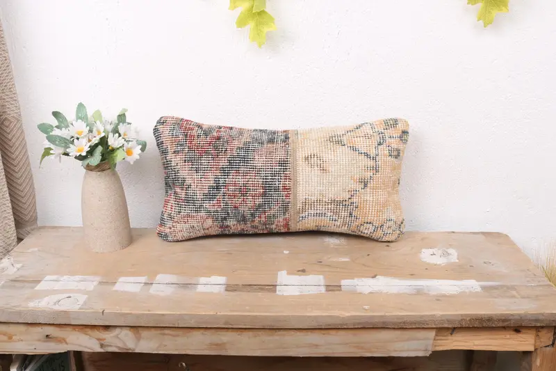 Handgefertigtes Patchwork-Wurfkissen in Beige und Rosa, Vintage-gesticktes Kissen