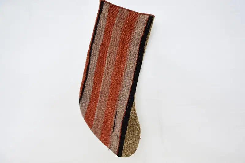 ベージュの装飾が施された赤いクリスマス ストッキング、お祭りホリデー ストッキング