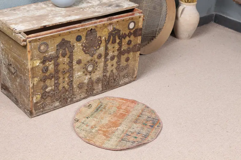 1,7 x 1,7 Fuß großer orangefarbener Teppich, gepunktetes Muster mit blauen Akzenten